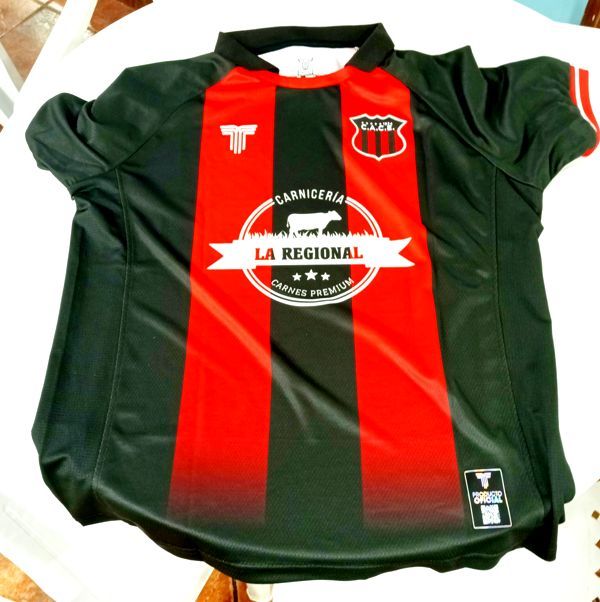 Cinco Esquinas presentó su nueva camiseta y apuesta a fortalecer el club con obras, socios y el regreso del plantel de Primera