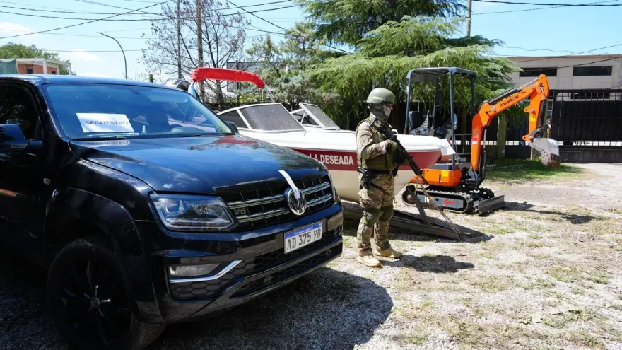 Santa Fe: Investigan un arsenal enterrado en un búnker narco