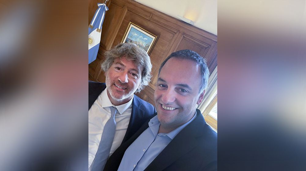 Adorni se muestra hoy con Javier Milei