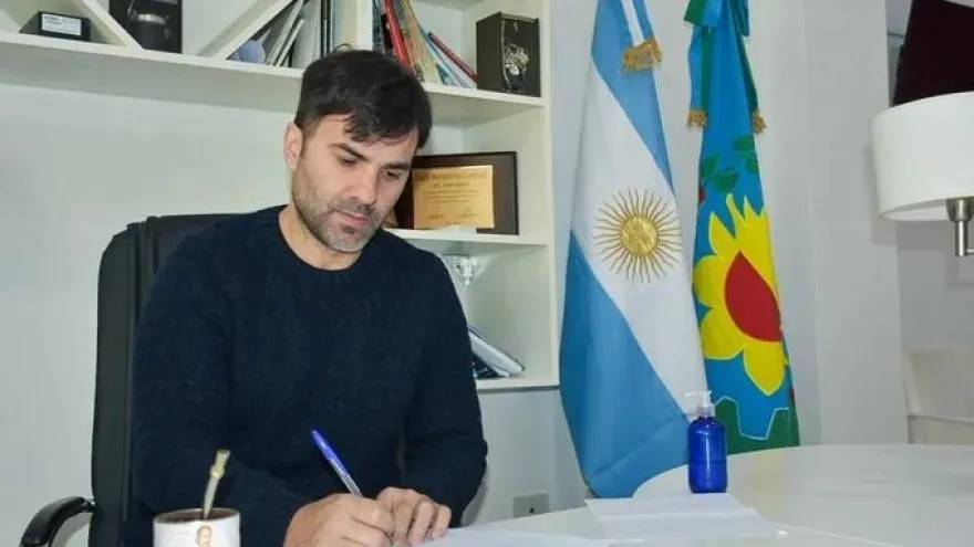 Castelli: Francisco Echarren denuncia desvío millonario del impuesto a los
combustibles