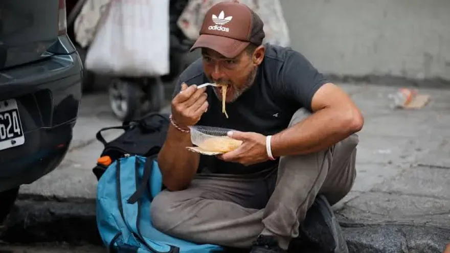 Dos de cada tres hogares de clase baja se endeuda para alimentos y salud