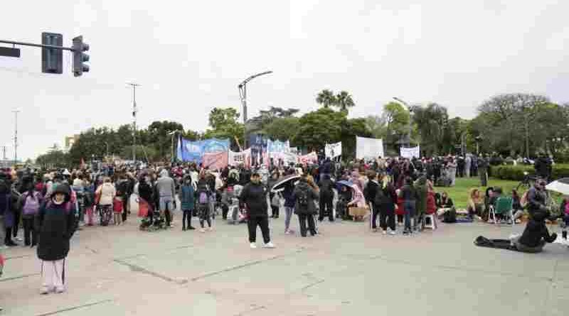 Organizaciones sociales movilizaron este jueves en uno de los ingresos a Rosario por trabajo y contra el hambre