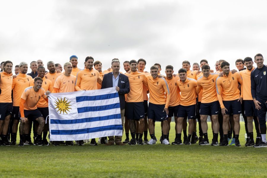 Orsi entregó el pabellón nacional a la selección uruguaya de fútbol
