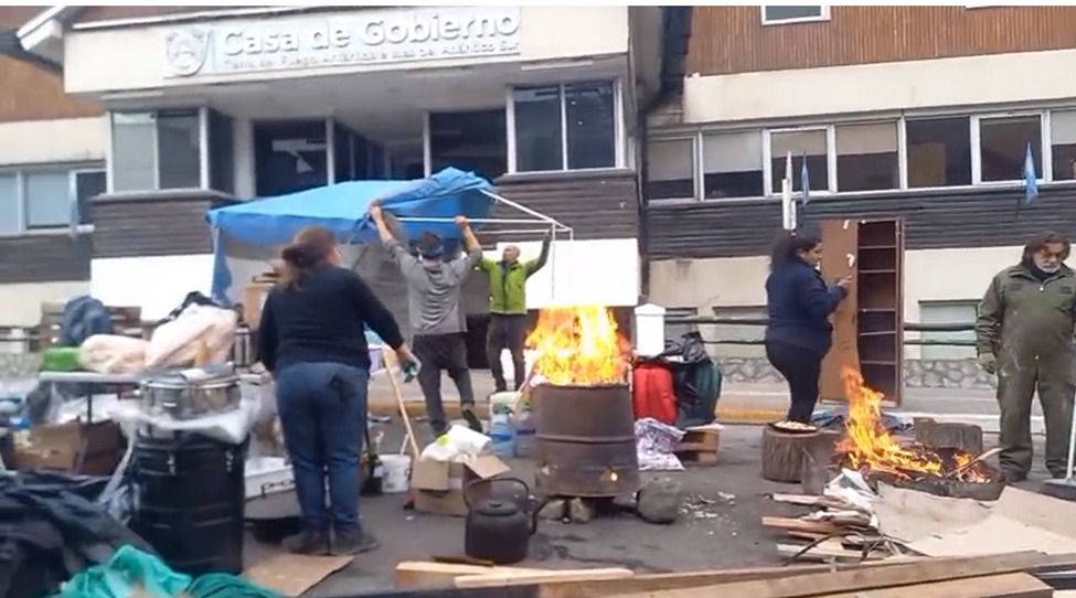 Vuoto y La Campora financian el piquete frente a la Casa de Gobierno de Tierra del Fuego: catering, starlink, generador y pantalla gigante.