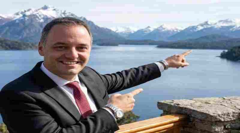 Otro viaje millonario de Adorni, ahora afirman que gastó miles de dólares en un lujoso hotel de Bariloche