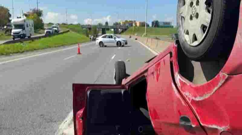 Choque y vuelco en la Autopista Rosario dejó como saldo cuatro heridos