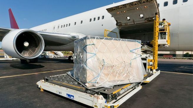 Líneas aéreas: las empresas no tienen apuro en eliminar los recargos por subas en el combustible de aviación
