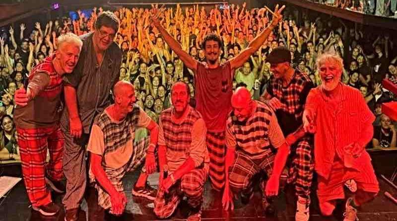 Bersuit Vergarabat vistió a Rosario en pijamas para festejar los 25 años de un ritual que no pierde vigencia