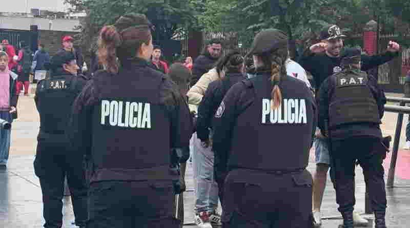 En cancha de Colón, una mujer detenida con pedido de captura, y otros tres hombres por disturbios, serán excluidos de los estadios