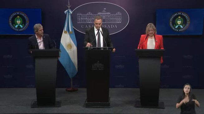 Luis Caputo desestimó que el caso Adorni afecte las inversiones e insistió que "el riesgo país no baja por el riesgo kuka"