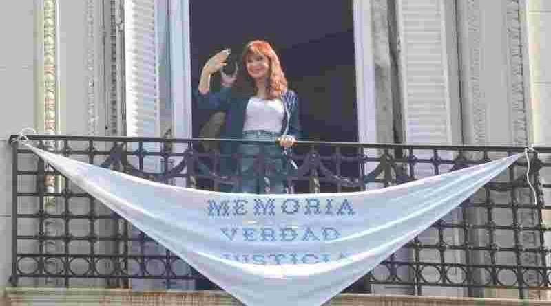 Cristina Kirchner colocó en su balcón una bandera con la consigna “Memoria, Verdad y Justicia”