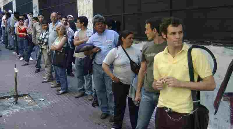 Más gente, desocupada o disconforme, sale a buscar trabajo mientras la oferta de empleos se contrae