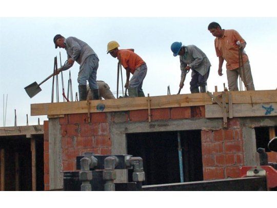 Empleo: advierten que la informalidad persistente en América Latina pone un límite estructural a la baja de la pobreza