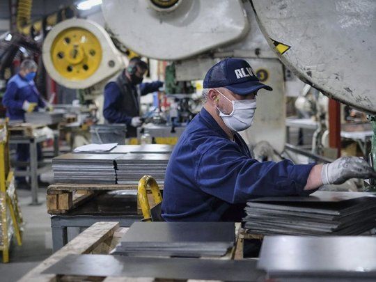 Mercado laboral: hay brotes verdes en servicios y tecnología, pero la industria no levanta cabeza