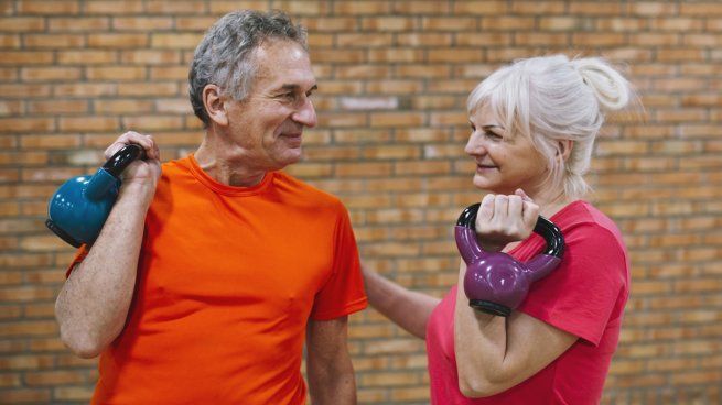 Cómo ganar masa muscular después de los 60: los mejores ejercicios y hábitos para una vejez fuerte