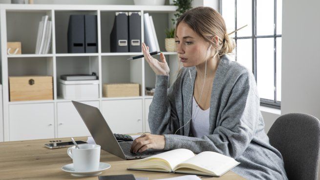 Cuánto salen los standing desk en Argentina: el escritorio más buscado para trabajar en casa