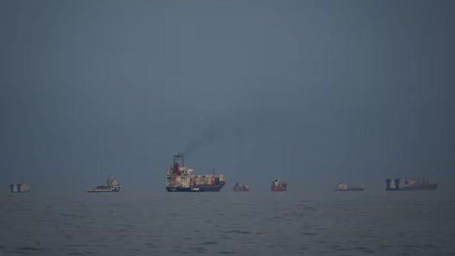 El bloqueo en el estrecho de Ormuz reduce al mínimo el tráfico en puertos iraníes durante su primera jornada completa