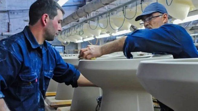 Ferrum vendió más sanitarios pero perdió $26.000 millones y alertó por el avance de las importaciones
