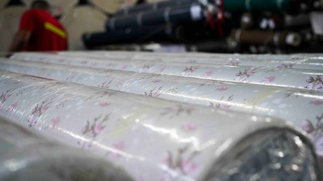 La fabricante de reconocidas marcas de ropa entró en concurso con deudas por más de $635 millones