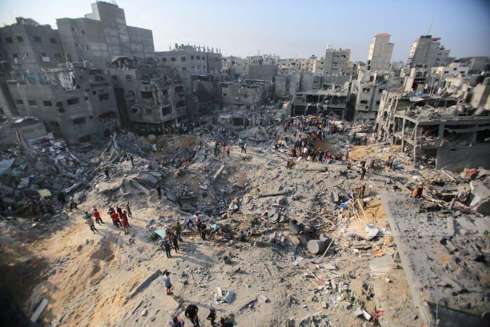 El genocidio en Gaza ha dejado 61 millones de toneladas de escombros que esconden 10.000 cadáveres