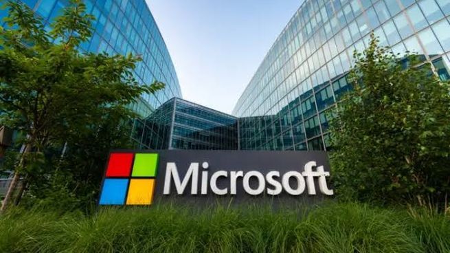 Donald Trump le prohibió a Microsoft solicitar residencia permanente para sus trabajadores extranjeros
