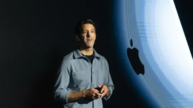 El nadador que llegó a la cima de la empresa más valiosa del mundo: la historia de John Ternus, el nuevo CEO de Apple