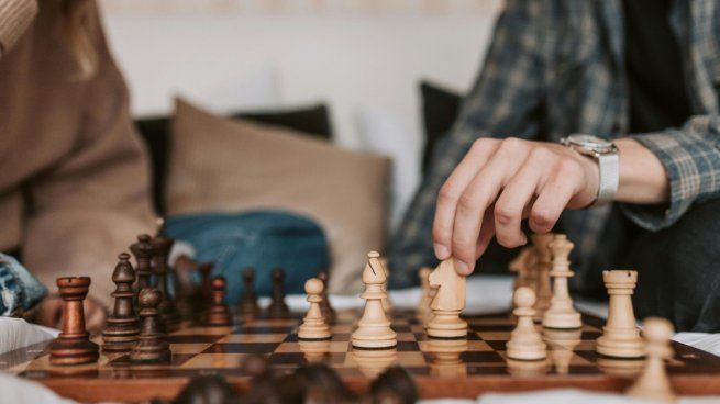 El profesor de ajedrez definitivo: el invento millonario que le enseña a jugar a grandes y chicos