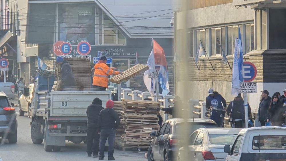 Trabajadores municipales  bloquean Casa de Gobierno y complica la liquidación de haberes