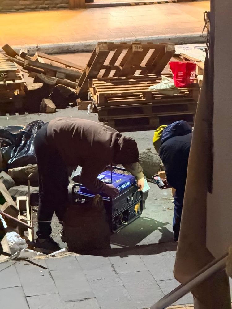 Vuoto y La Campora financian el piquete frente a la Casa de Gobierno de Tierra del Fuego: catering, starlink, generador y pantalla gigante.