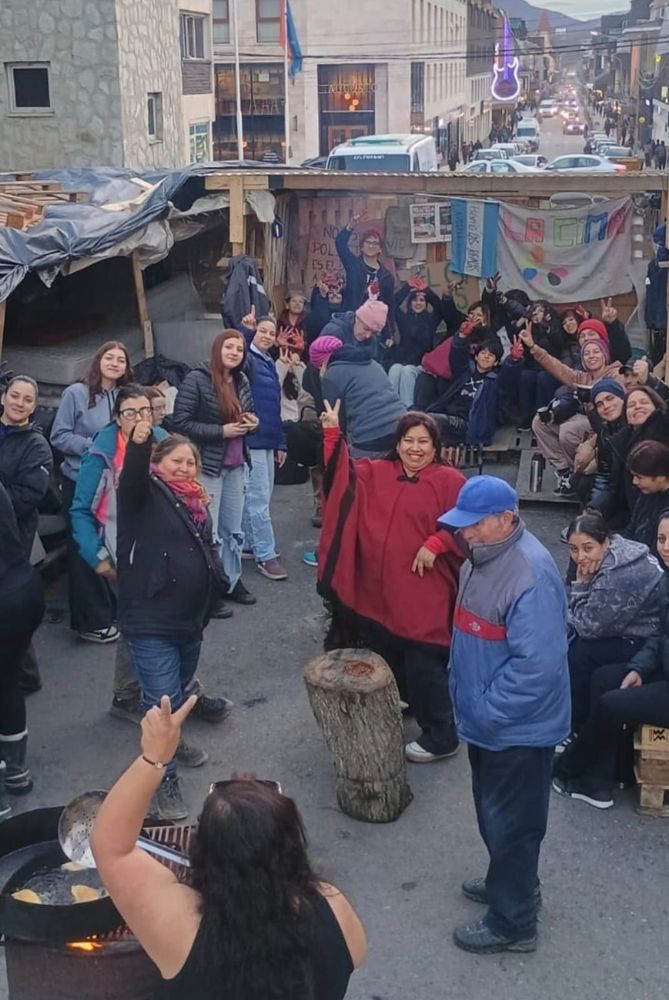 Vuoto y La Campora financian el piquete frente a la Casa de Gobierno de Tierra del Fuego: catering, starlink, generador y pantalla gigante.
