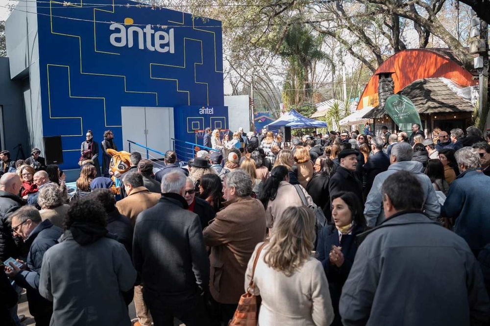 Uruguay líder en América: Antel universaliza la fibra óptica en localidades de más de 1.000 habitantes