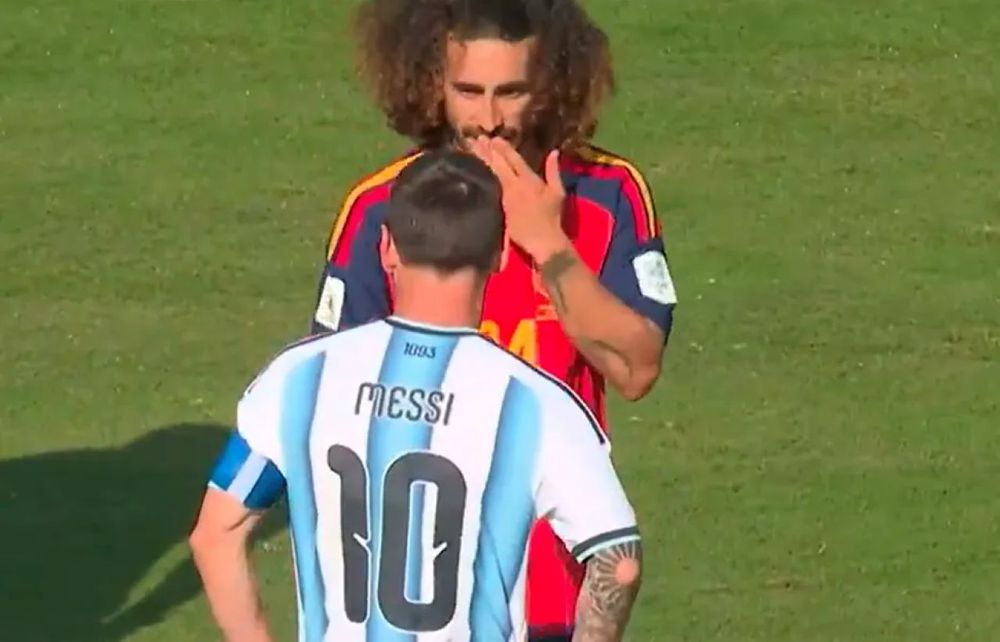 Cucurella se tapó la boca para insultar a Messi: ¿debió ser expulsado?