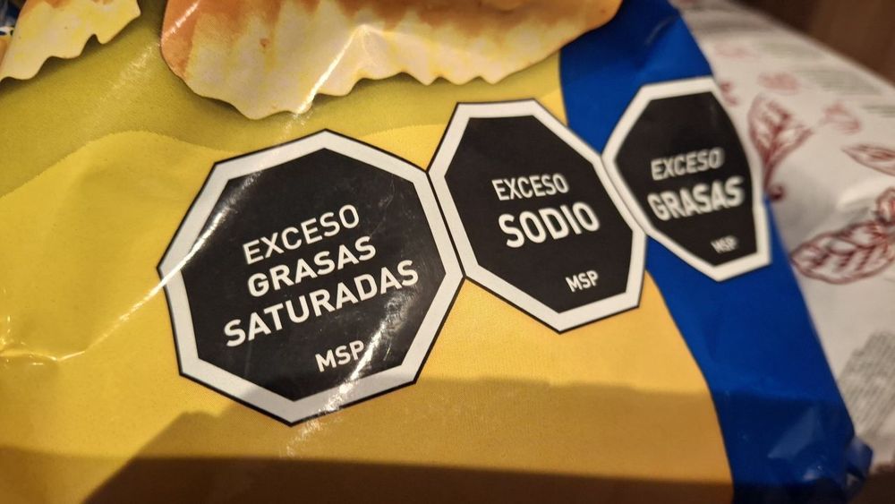 A pesar de estar prohibidos, se siguen vendiendo productos con octógonos en centros educativos