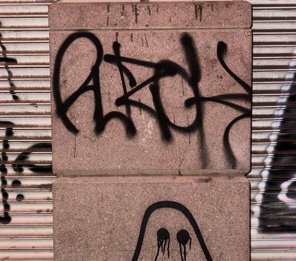 Denuncian a grafitero que deja su firma por todo Montevideo: “Hablamos de millones en daños”