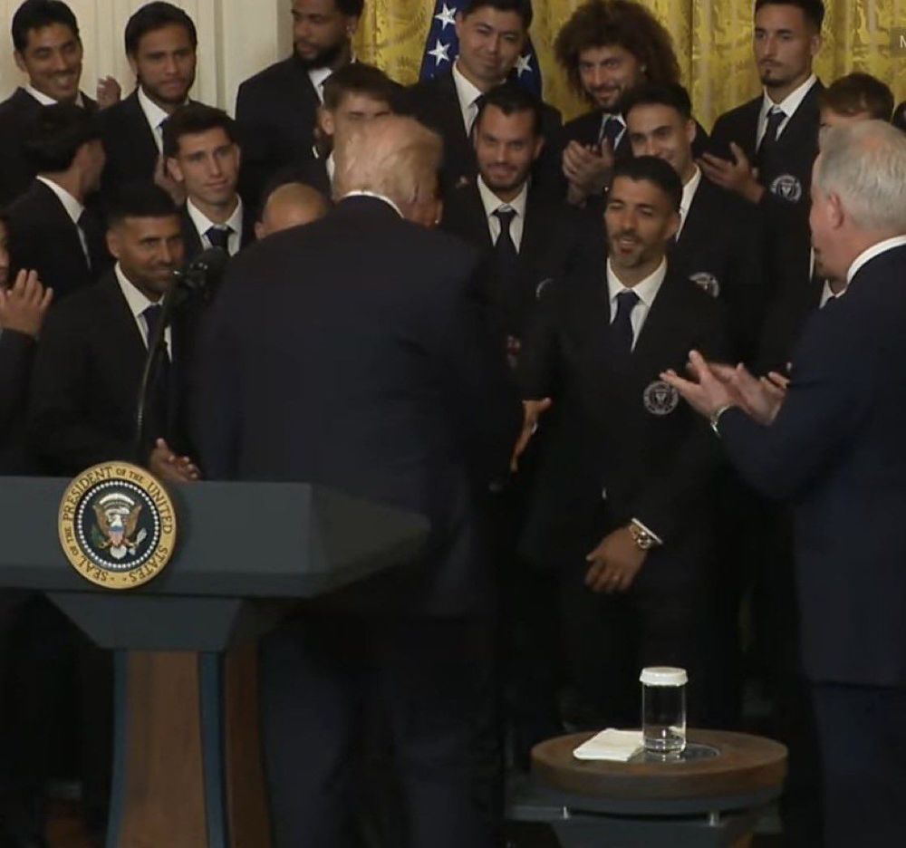 Suárez y Messi en la Casa Blanca: cuando el fútbol le hace el juego a la política y la guerra