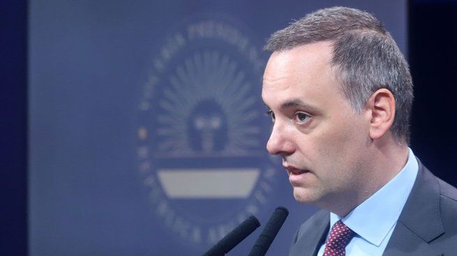 Caso Manuel Adorni: el hijastro de una de las jubiladas ratificó un pago adicional de u$s65.000 en la compra del departamento de Caballito