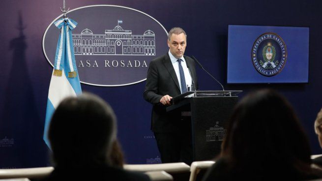 Manuel Adorni buscó bajar el tono confrontativo en su regreso a las conferencias de prensa