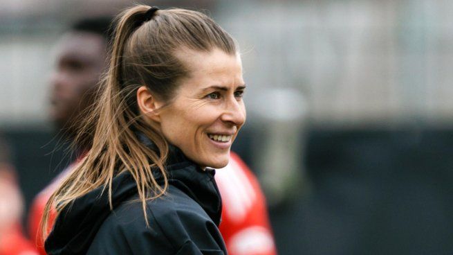 Histórico debut en el fútbol: Marie-Louise Eta se convirtió en la primera entrenadora en dirigir en una liga top masculina
