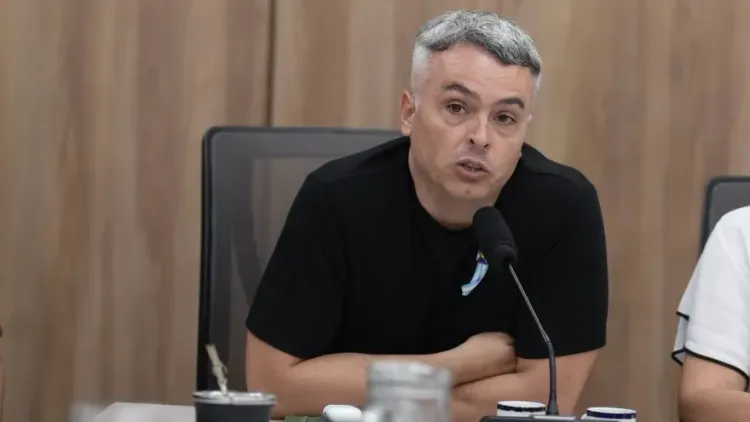 Esteban Paulón pidió aclarar quién pagó el viaje de la pareja de Manuel Adorni a
EE.UU.