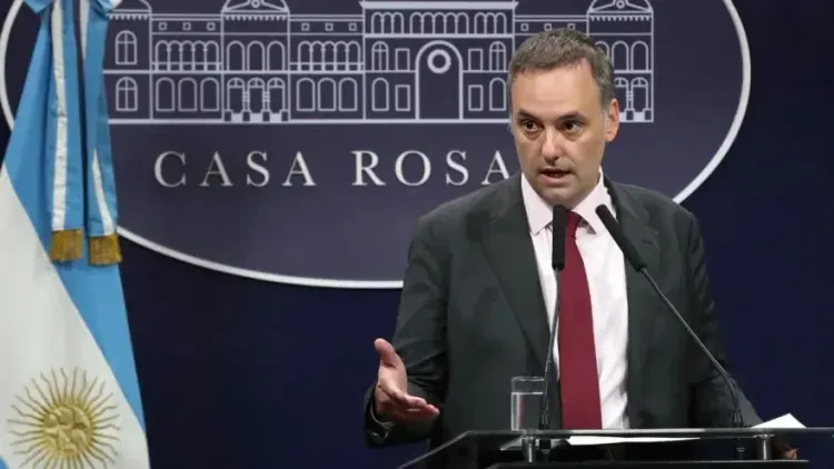Polémica por la conferencia de Adorni: “En vez de calmar las aguas, las
agitaron”