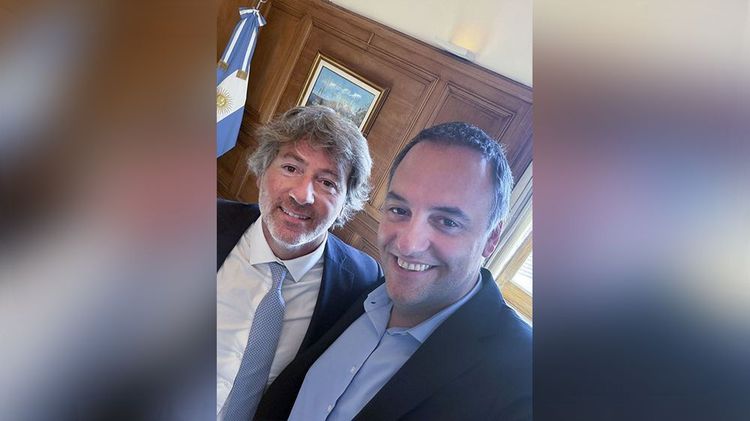 Adorni se muestra hoy con Javier Milei