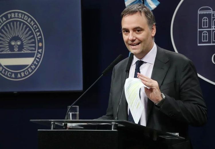 Confirman viaje familiar de Adorni a Aruba