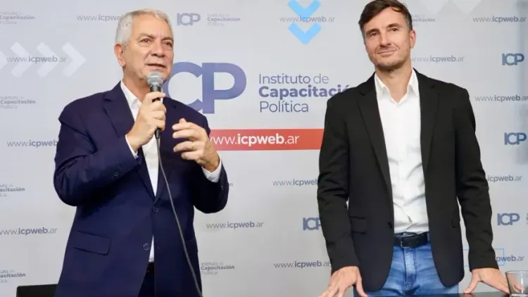 La Plata: Julio Alak y Lucas Ghi encabezaron el inicio de un ciclo de
conferencias