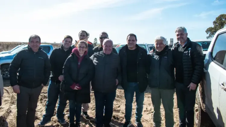 Puerto Quequén profundiza apoyo al sector productivo con recuperación de caminos
rurales
