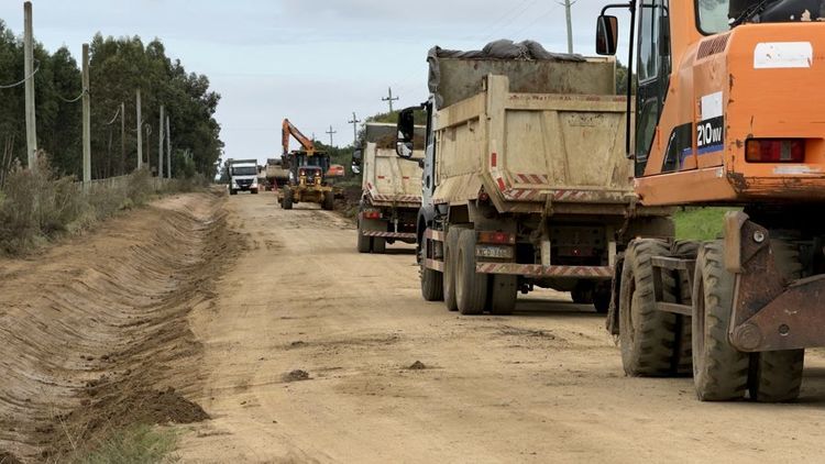 Comenzaron las obras de ensanche y pavimentación del Camino de los Fusilados que vincula Soca y La Floresta