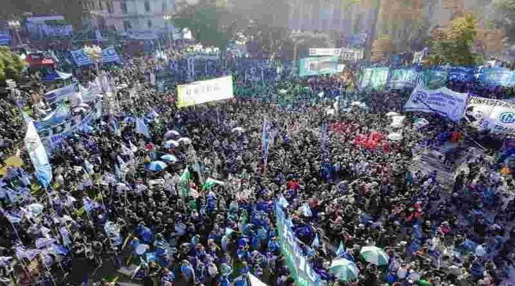 La CGT llamó a ponerle “límites” al Gobierno de Milei en la marcha por el Día del Trabajador