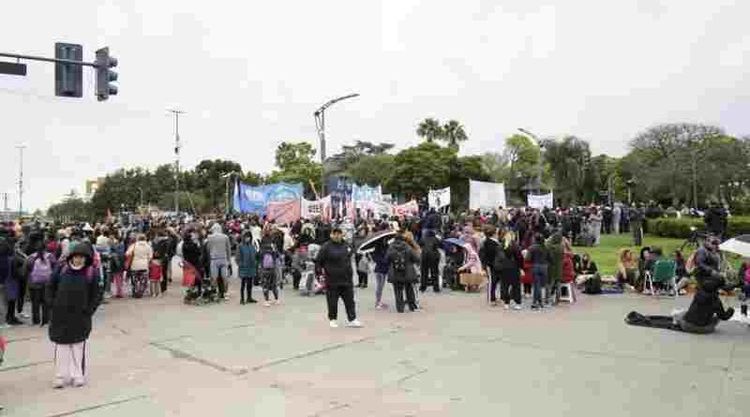 Organizaciones sociales movilizaron este jueves en uno de los ingresos a Rosario por trabajo y contra el hambre
