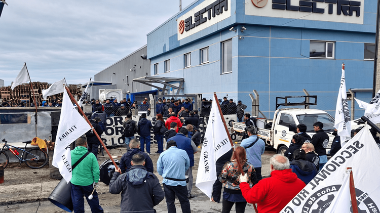 La UOM acordó con tres empresas del Grupo Mirgor y la mayoría de los suspendidos vuelve al trabajo