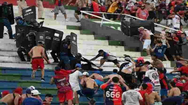 Caos en el Defensores del Chaco: suspendieron el clásico paraguayo por graves incidentes entre la policía y la hinchada