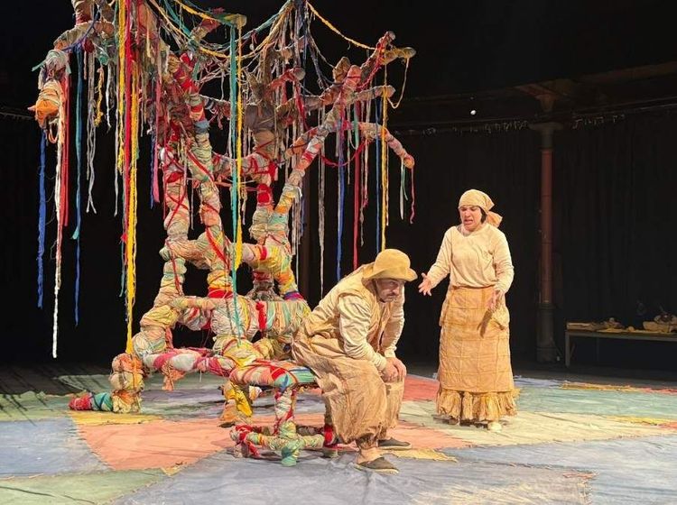 Teatro Victoria presenta “El Herrero y la Muerte” con máscaras de Comedia del Arte y teatro balinés